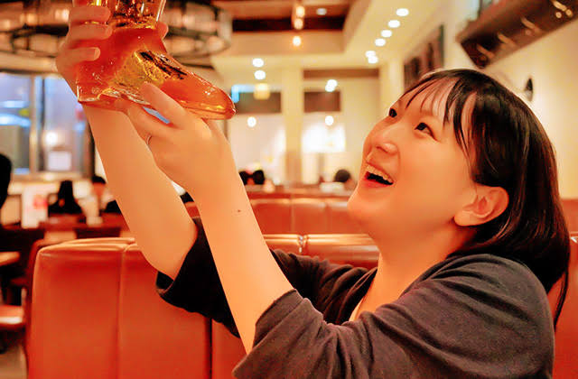 酒場案内人の塩見なゆ