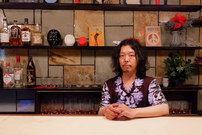 「バーコマド」を経営する高須賀哲さん